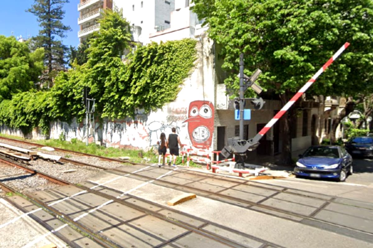 Un repartidor de unos 35 años murió este jueves tras ser atropellado por una formación del tren Sarmiento en el barrio porteño de Flores