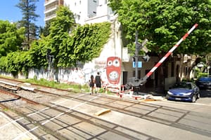 Un repartidor cruzó con la barrera baja y murió atropellado por una formación del tren Sarmiento