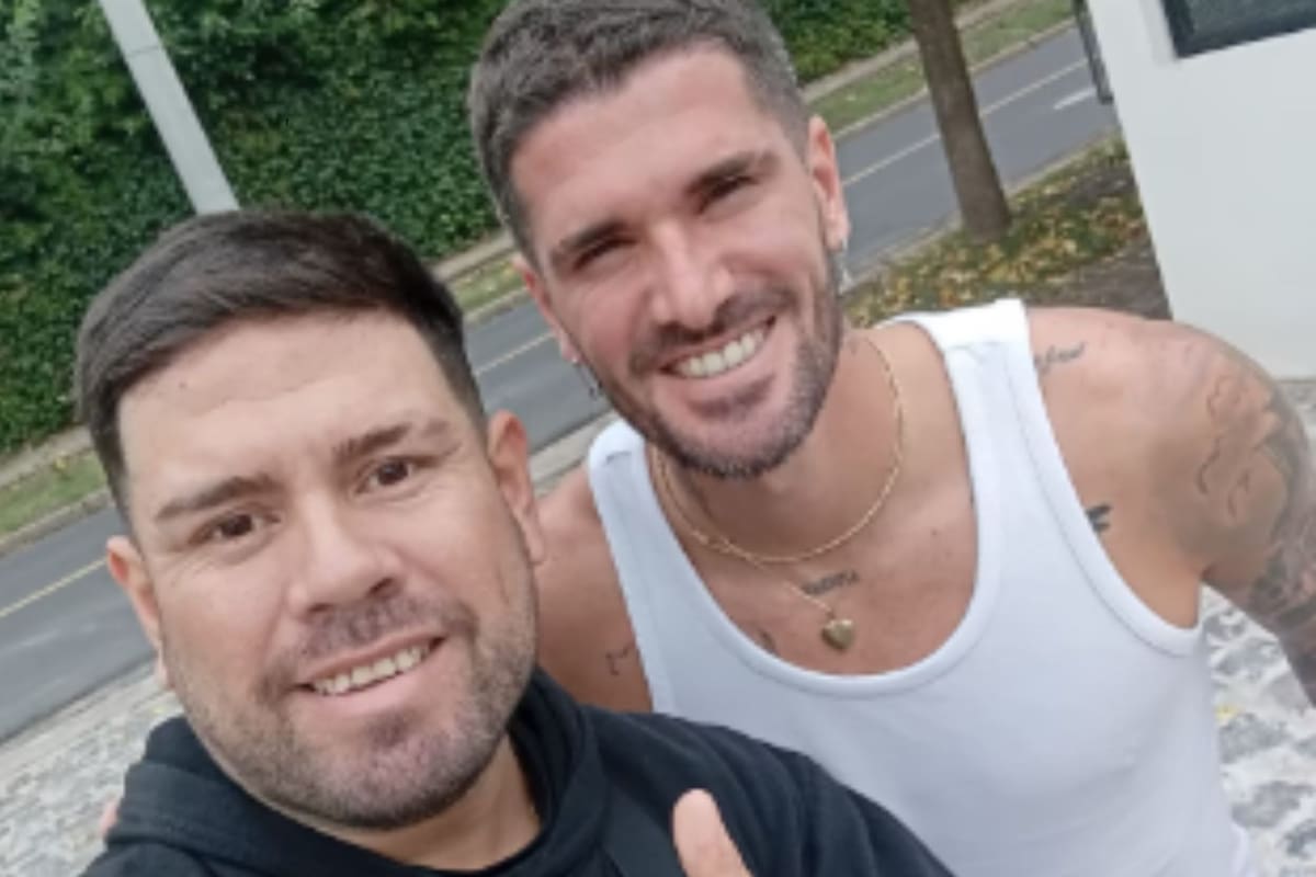 Un repartidor fue a hacer un delivery y nunca imaginó quién abriría la puerta: la sorpresa que se volvió viral