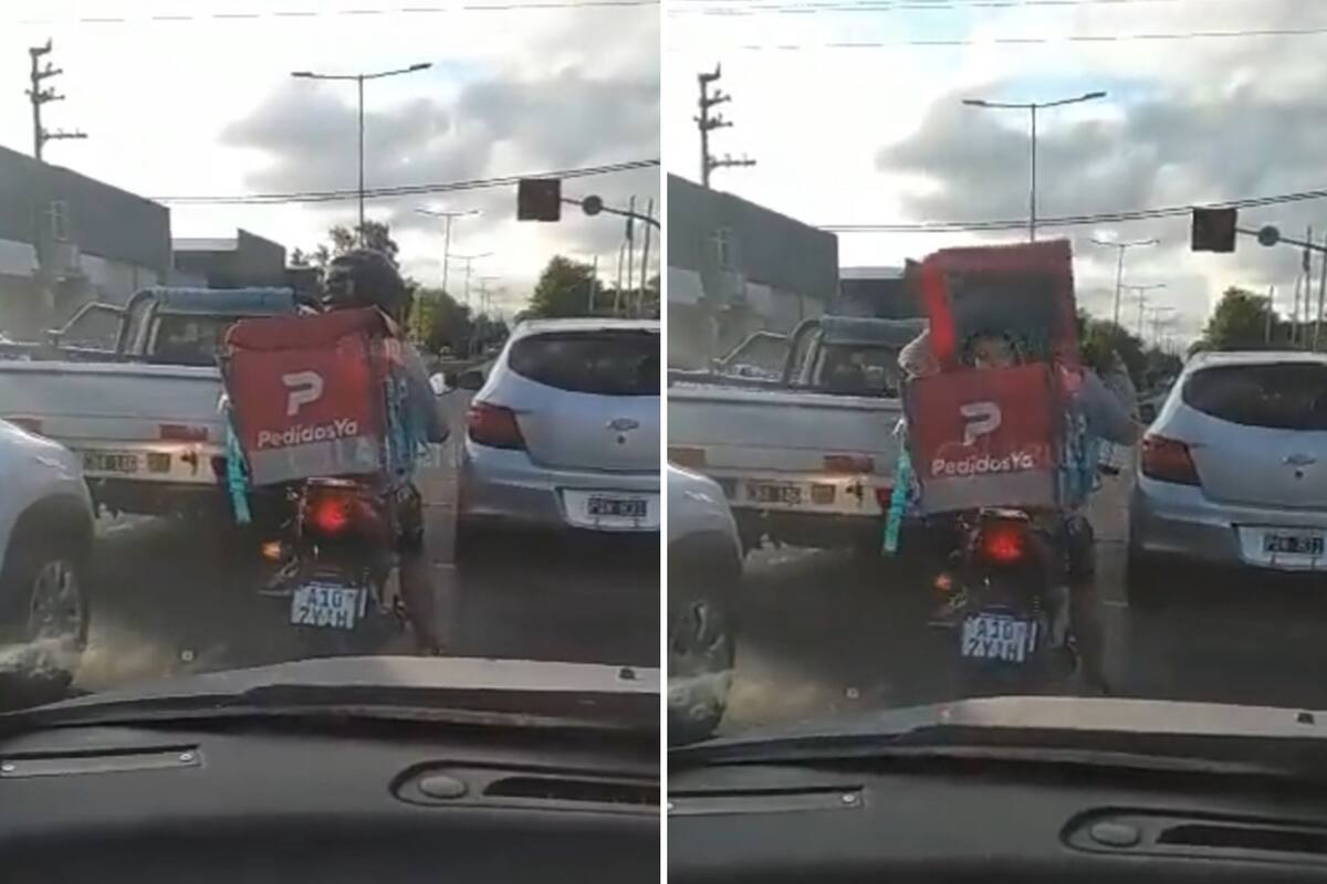 Un repartidor fue grabado mientras circulaba con un menor en la caja donde lleva los pedidos