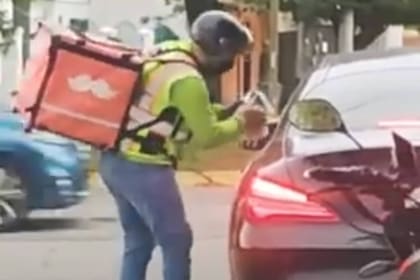 Un repartidor no admitió que un conductor tirara la basura en la calle, y pese a la negativa del automovilista, logró su cometido.