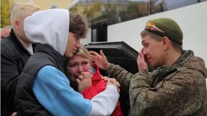 Un reservista ruso se despide de su familia el pasado 1 de octubre en la región de Leningrado.