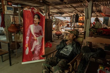 Un residente de Anyar despliega un cartel de Daw Aung San Suu Kyi. Poseer imágenes de la exlíder civil puede acarrear penas de prisión en las zonas controladas por el ejército de Myanmar