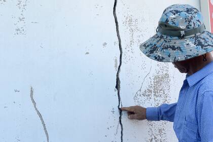 Un residente muestra un muro agrietado en una residencia que sufrió daños por un sismo, el miércoles 12 de junio de 2024, en Buan, Corea del Sur. (Kim Eul/Newsis vía AP)
