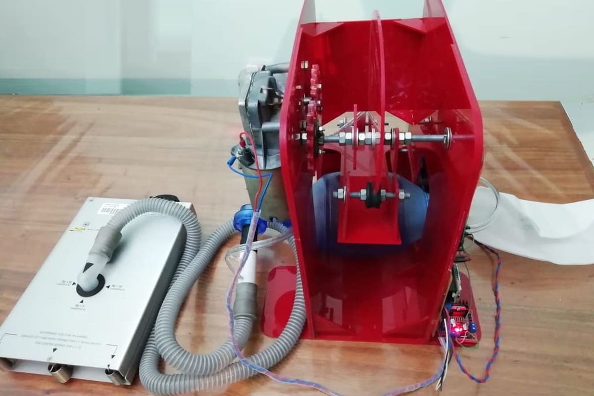 Un respirador manual, conocido como ambu, reconfigurado para funcionar con un motor y así ampliar su uso; el rediseño se hizo en Santiago del Estero