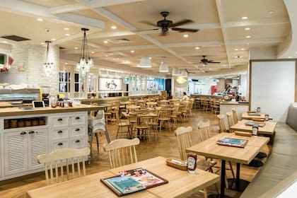 Un restaurante casi vacío en Singapur