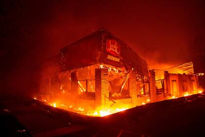 Un restaurante de comida rápida Jack In The Box arde, al norte de Sacramento, California,