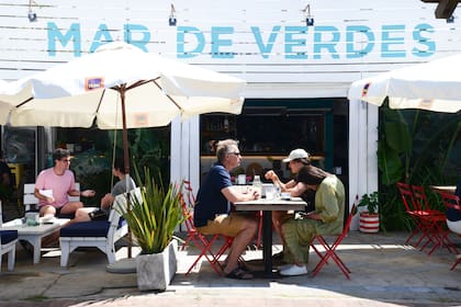 Un restaurante en Manantiales, Uruguay, en la temporada de verano