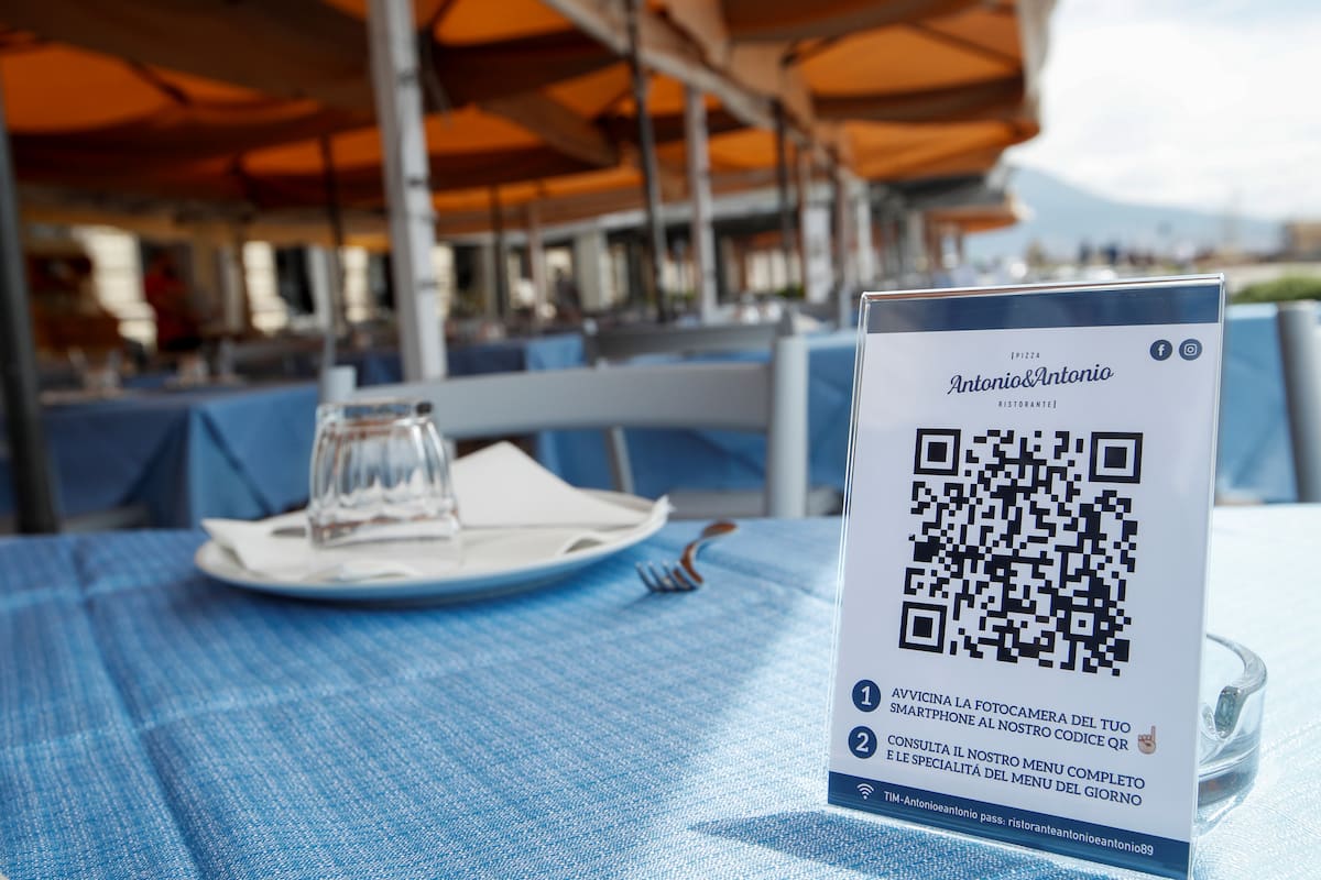 Un restaurante en Nápoles ofrece el menú de platos con el sistema de códigos QR, una medida que los comerciantes comenzaron a adoptar durante la reapertura de actividades en Italia después de la cuarentena por la pandemia de coronavirus covid-19