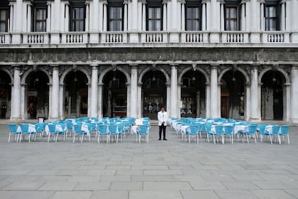 Un restaurante en Venecia sin clientes en la plaza San Marco
