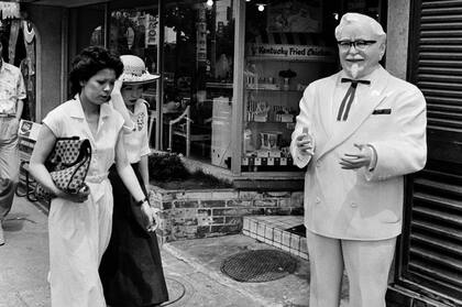Un restaurante Kentucky Fried Chicken en Tokio en 1974. Este pollo se ha ofrecido en aerolíneas japonesas y también es popular durante el periodo navideño en Japón
