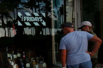 Un restaurante TGI Friday's en Miami Beach, Florida, el 25 de marzo del 2020. (AP foto/Brynn Anderson)