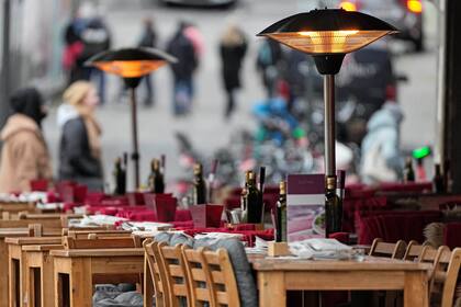 Un restaurante vacío a la espera de comensales, el viernes 7 de enero de 2022, en Colonia, Alemania. (AP Foto/Martin Meissner)