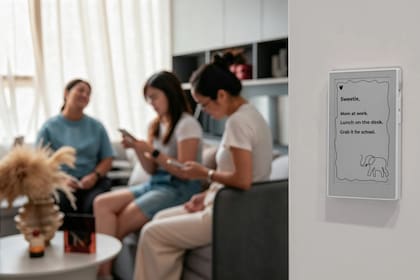 Un ReTerminal Sticky, con una pantalla de 3,97 pulgadas, que al usar tinta electrónica está siempre activa sin gastar batería