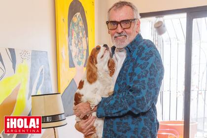 Un retrato con Toto, su perro Cavalier King Charles Spaniel que no se le despega un minuto