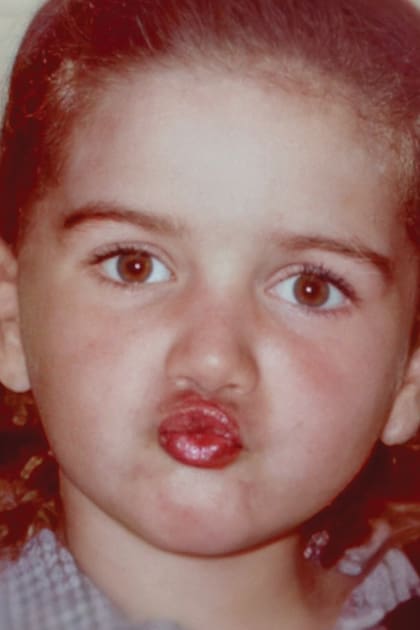 Un retrato de cuando era chica, compartido en su Instagram. “Me veo haciendo ropa para las muñecas con retazos que cosía en una Singer que tenía mi abuela Hilda. Jugaba a disfrazarme con cosas de mi tía, que vivía con ella. Mi infancia tiene que ver con esa casa, el Cerro de Montevideo me define”, afirma.