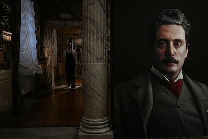 Un retrato de Giacomo Puccini se exhibe en el Museo Teatrale alla Scala de Milán