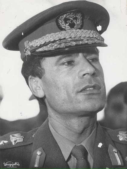 Un retrato de Khadafy cuando alcanzó el poder, en 1969, tras destronar a Idris I, el primer y único rey de Libia