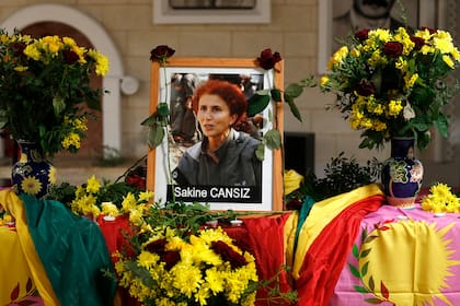 Un retrato de la del PKK Sakine Cansiz, en el centro cultural kurdo de París.
