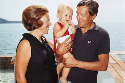 Un retrato de la princesa Beatriz y su marido, Claus, con su hijo mayor, Guillermo Alejandro, en brazos. Felices, pasaban unos días de descanso en su villa en Porto Ercole, Italia. Foto: Rolls Press/Popperfoto via Getty Images/Getty ImagesGettyimages
