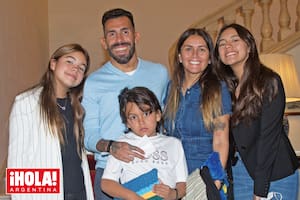 Un retrato de los Tevez en el Palacio Madero, la residencia de la embajada inglesa. Carlitos y Vanesa posan para ¡HOLA! junto a sus tres hijos, Florencia, Katie y Lito.