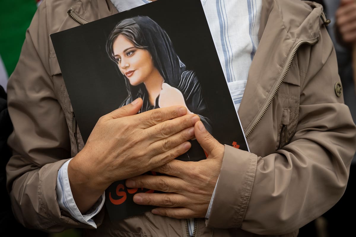 Un retrato de Mahsa Amini, la joven muerta tras ser detenida por la policía de la moral del régimen iraní