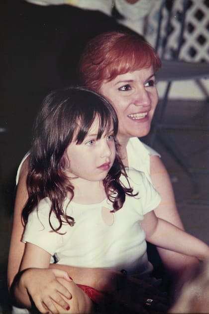 Un retrato de Rocío en su infancia junto a su mamá, Lucía Galán.