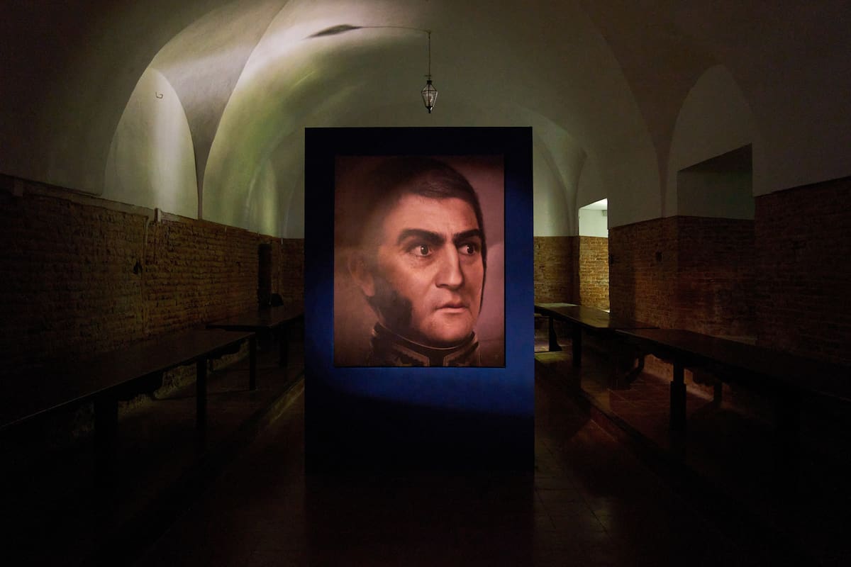 Un retrato de San Martín, iluminado en el interior del convento de San Carlos, en San Lorenzo