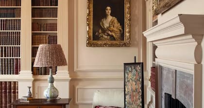 Un retrato de Sybil, marquesa de Cholmondeley, hermana del propietario, obra de John Singer Sargent, es una de las impresionantes piezas de la casa