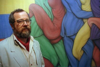 Un retrato del artista Ernesto Bertani con su obra exhibida en la galería Zurbarán