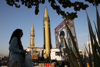 Un retrato del ayatollah Khameni junto a misiles, en una exhibición den Teherán