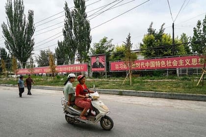 Un retrato del presidente chino Xi Jinping en las afueras de Yarkant, en la región de Xinjiang, en el noroeste de China