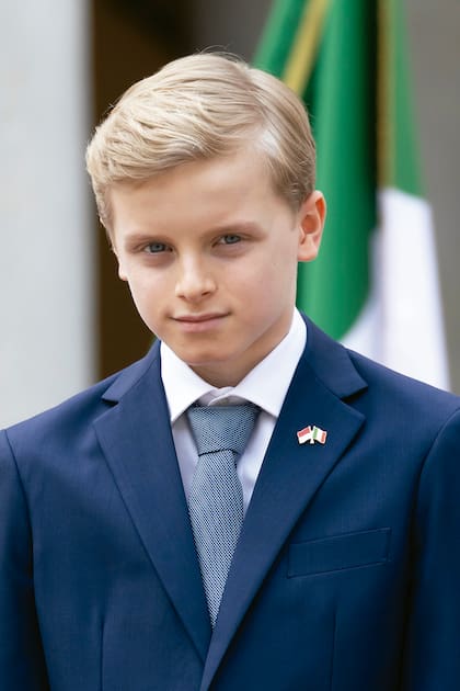 Un retrato del príncipe Jacques, heredero del trono, que al igual que su padre, llevó un broche con la bandera de Mónaco y la de la Italia en su solapa