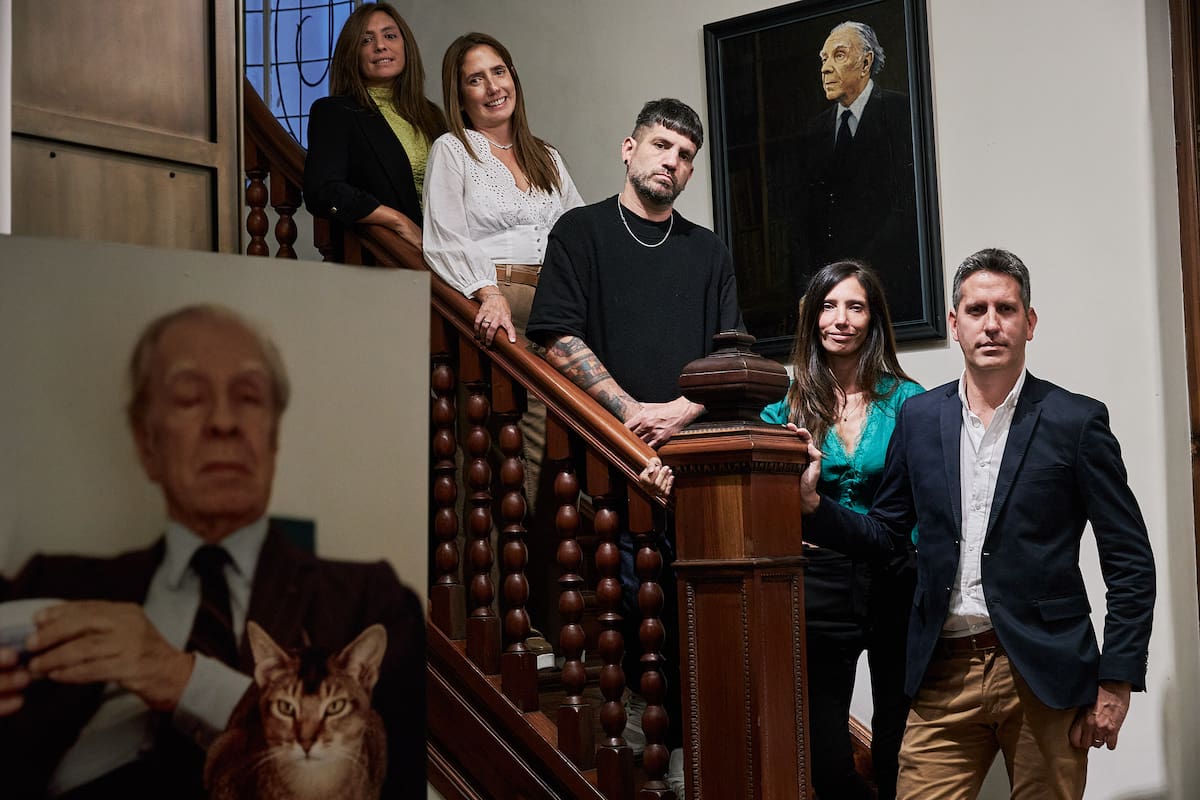 Un retrato en la escalera, como aquella vieja foto de la revista "Sur": (de arriba hacia abajo) María Victoria, Mariana, Martín, María Belén y Matías Kodama, los cinco hermanos que heredaron los bienes y derechos de la obra de Jorge Luis Borges
