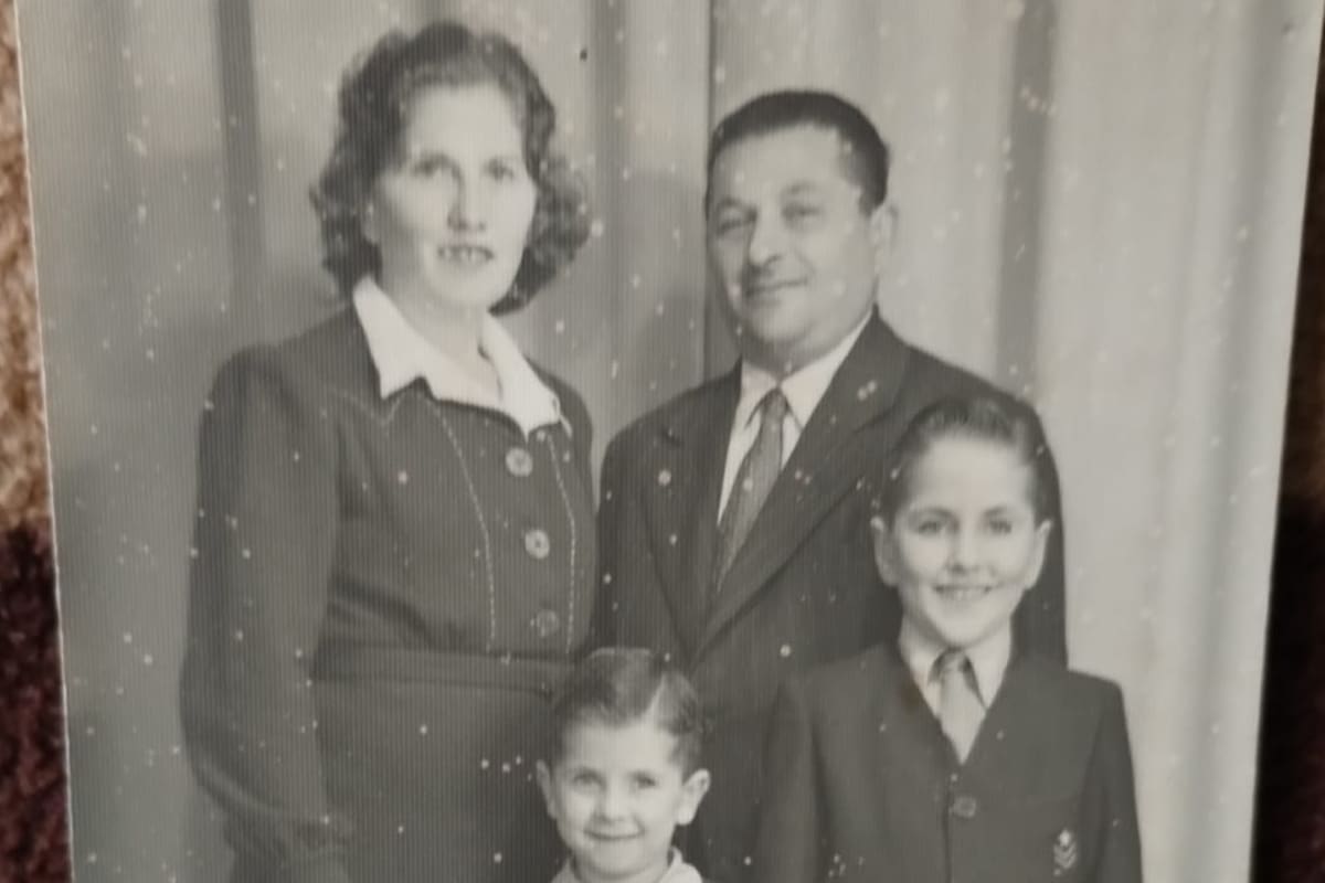 Un retrato familiar de José Tcherkaski, de 1949. "En la foto, mi padre tenía 44 años. Mi madre, Berta, 39 años. Mi hermano Osvaldo 11 y yo 6 años", dice José.