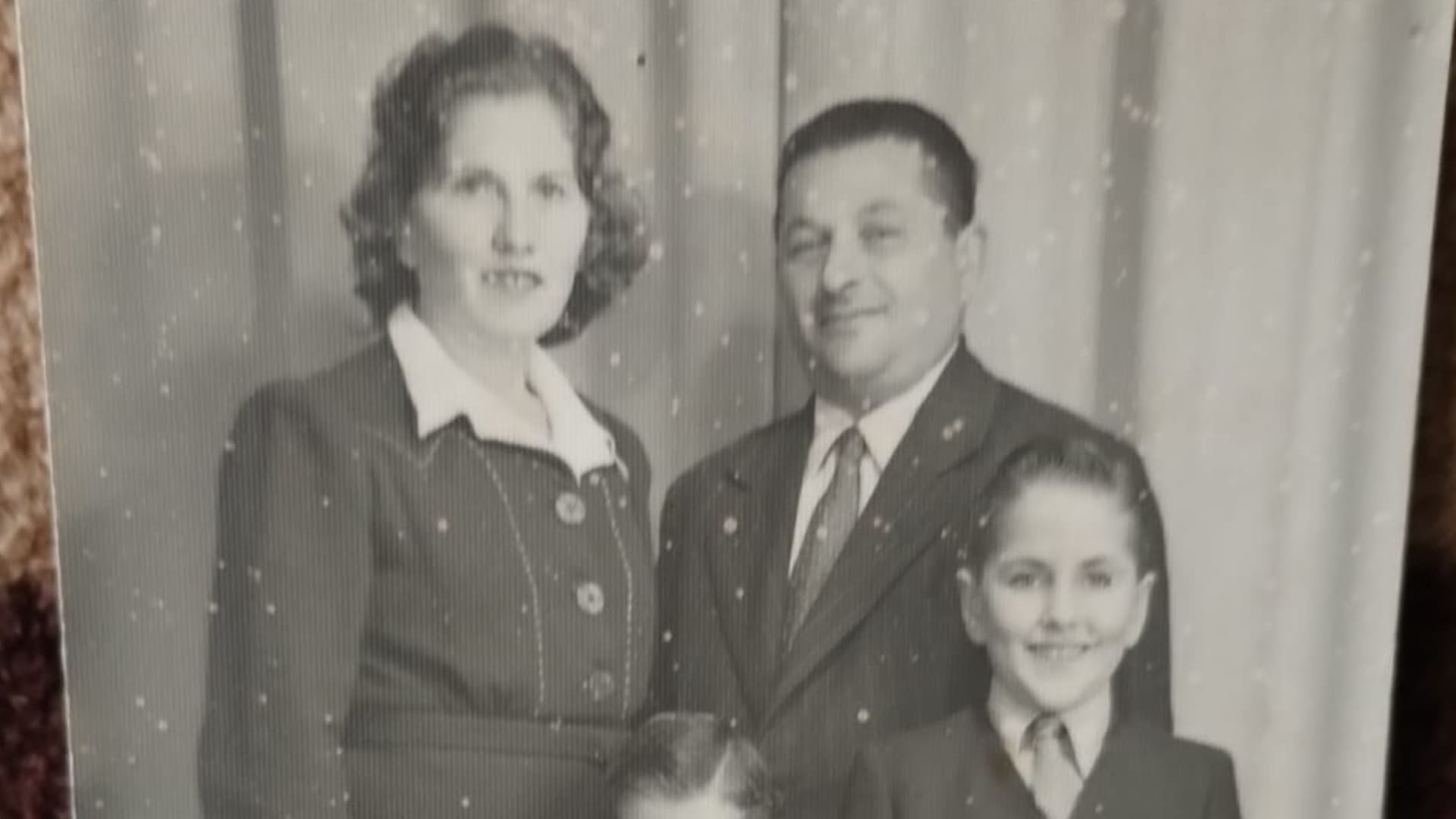 Un retrato familiar de José Tcherkaski, de 1949. "En la foto, mi padre tenía 44 años. Mi madre, Berta, 39 años. Mi hermano Osvaldo 11 y yo 6 años", dice José.