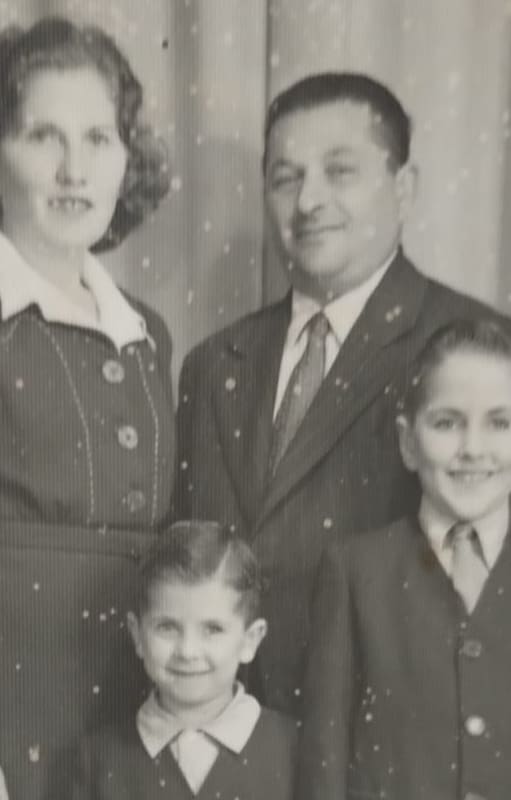 Un retrato familiar de José Tcherkaski, de 1949. "En la foto, mi padre tenía 44 años. Mi madre, Berta, 39 años. Mi hermano Osvaldo 11 y yo 6 años", dice José.