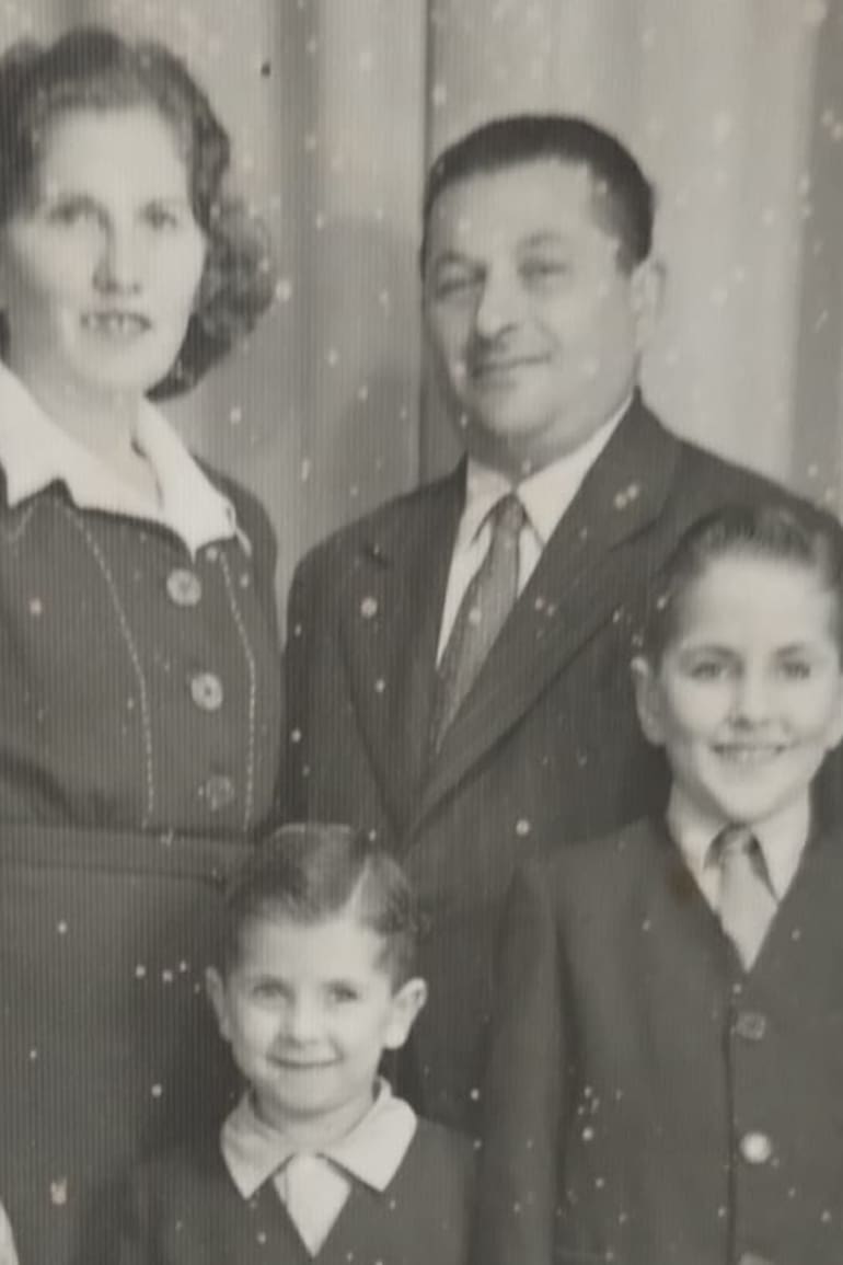 Un retrato familiar de José Tcherkaski, de 1949. "En la foto, mi padre tenía 44 años. Mi madre, Berta, 39 años. Mi hermano Osvaldo 11 y yo 6 años", dice José.