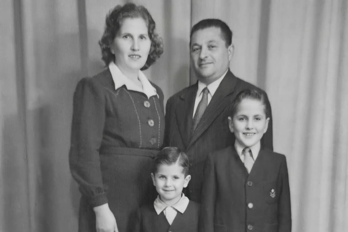 Un retrato familiar de José Tcherkasky, de 1949. "En la foto, mi padre tenía 44 años. Mi madre, Berta, 39 años. Mi hermano Osvaldo 11 y yo 6 años", dice José (imagen mejorada con IA)