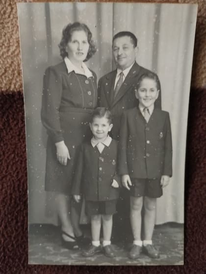 Un retrato familiar de José Tcherkasky, de 1949. "En la foto, mi padre tenía 44 años. Mi madre, Berta, 39 años. Mi hermano Osvaldo 11 y yo 6 años", dice José