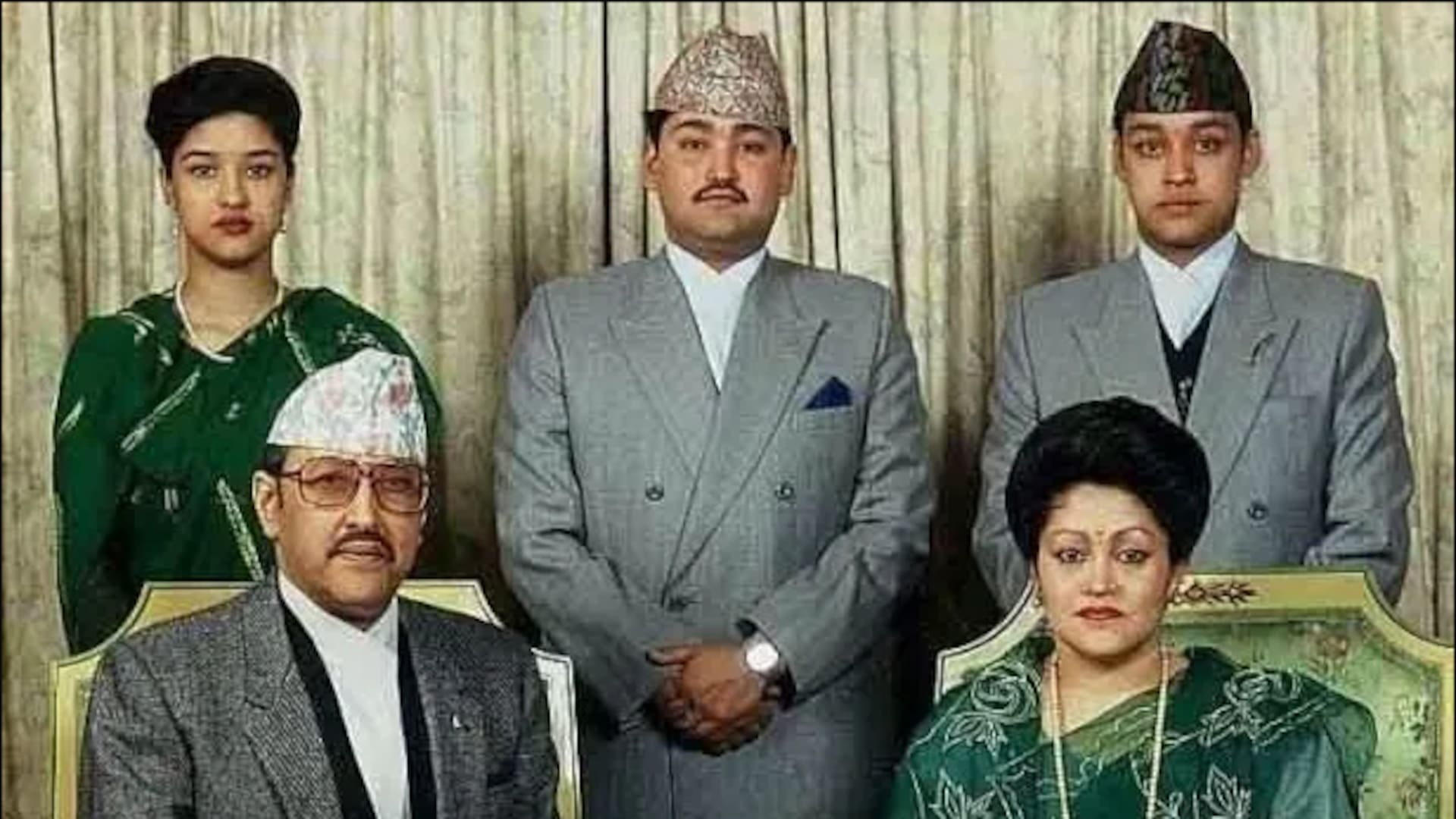 Un retrato familiar de la familia real de Nepal. El rey Birendra y la reina Aishwarya (sentados) con sus tres hijos (de izquierda a derecha): la princesa Shruti, el príncipe heredero Dipendra y el príncipe Nirajan. Crédito de la imagen: Wikimedia Commons.