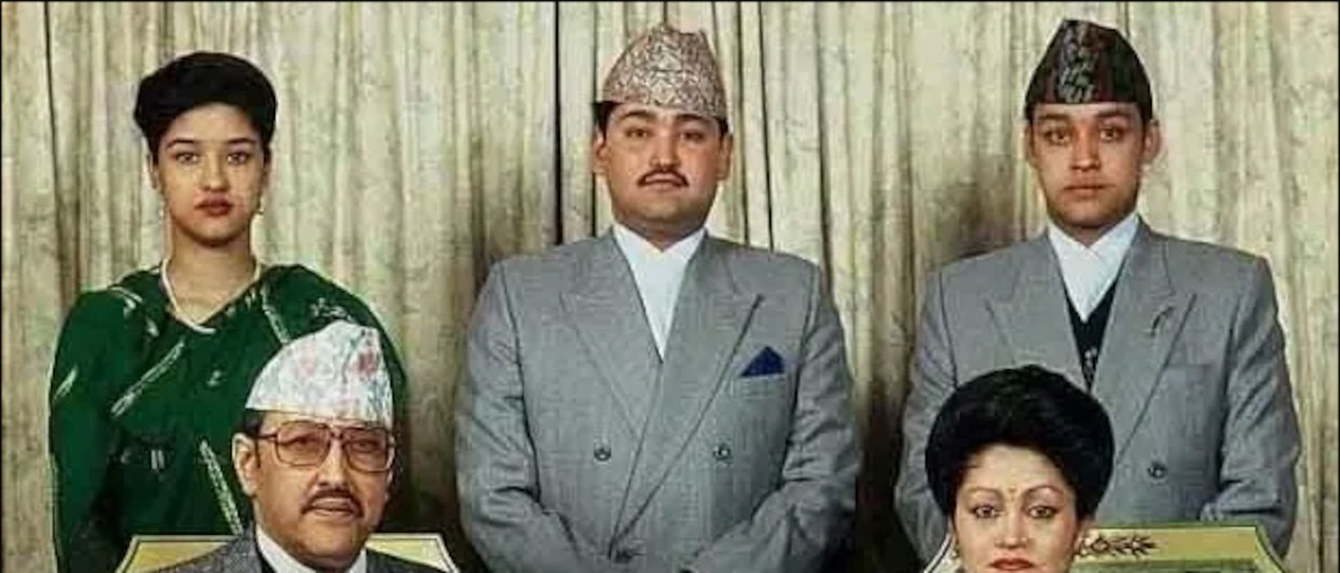 Un retrato familiar de la familia real de Nepal. El rey Birendra y la reina Aishwarya (sentados) con sus tres hijos (de izquierda a derecha): la princesa Shruti, el príncipe heredero Dipendra y el príncipe Nirajan. Crédito de la imagen: Wikimedia Commons.
