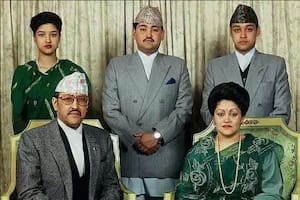 Un retrato familiar de la familia real de Nepal. El rey Birendra y la reina Aishwarya (sentados) con sus tres hijos (de izquierda a derecha): la princesa Shruti, el príncipe heredero Dipendra y el príncipe Nirajan. Crédito de la imagen: Wikimedia Commons.