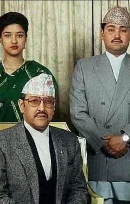 Un retrato familiar de la familia real de Nepal. El rey Birendra y la reina Aishwarya (sentados) con sus tres hijos (de izquierda a derecha): la princesa Shruti, el príncipe heredero Dipendra y el príncipe Nirajan. Crédito de la imagen: Wikimedia Commons.