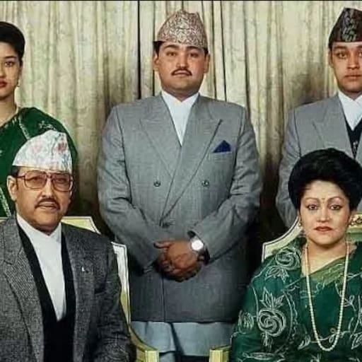 Un retrato familiar de la familia real de Nepal. El rey Birendra y la reina Aishwarya (sentados) con sus tres hijos (de izquierda a derecha): la princesa Shruti, el príncipe heredero Dipendra y el príncipe Nirajan. Crédito de la imagen: Wikimedia Commons.