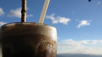 Un rico milkshake de chocolate de postre.