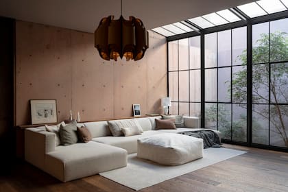 Un rincón del playroom ubicado en la planta baja de la casa. Puff (Zara Home).