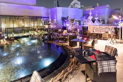 Un "río interno" surca el lobby y posibilita almorzar o cenar de otra manera