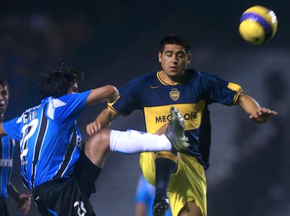 Un Riquelme brillante en la segunda final ante Gremio, en Porto Alegre