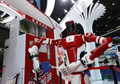 Un robot de la Corporación Petroquímica de China realiza una simulación de repostaje durante la sexta Exposición Internacional de Productos de Consumo de China, en Haikou, en abril de este año